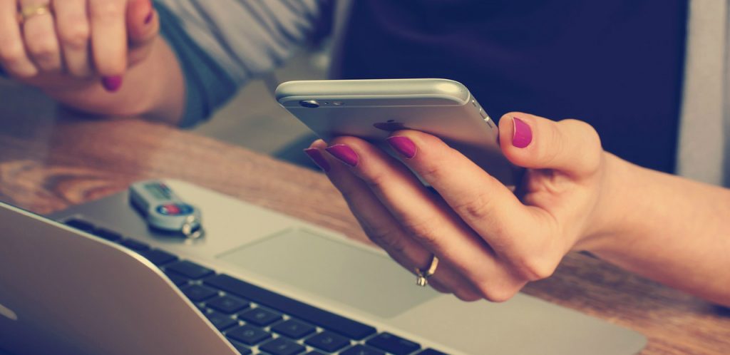 working checking cell pixabay2 scaled Earn Money Online Using Your Smartphone